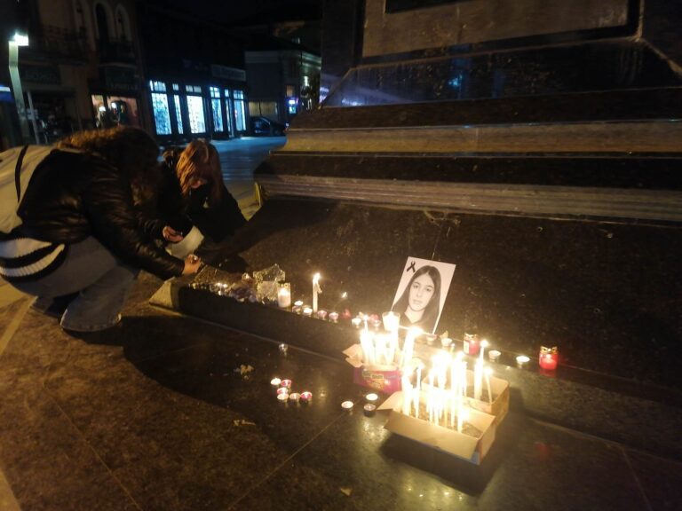 Битолчани искажаа сочувство на плоштад Магнолија за Вања (Фото)