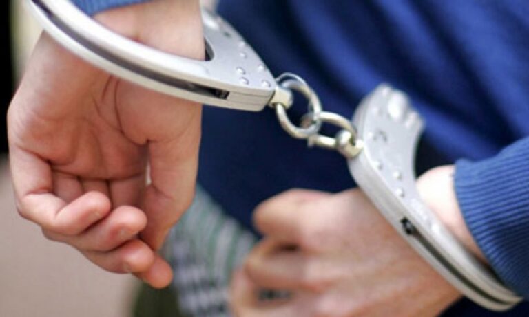 На улица Индустриска во Битола, уапсени С.Б.(28), Е.К.(22) и Л.М.(19) им била пронајдена марихуана