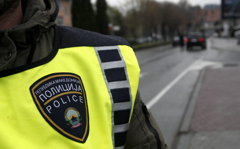 Двајца малолетници омаловажувале полициски службеници на паркингот кај спортската сала Боро Чурлевски